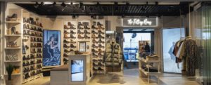 l'interno di un'attività commerciale con display di tecnologia multimediale